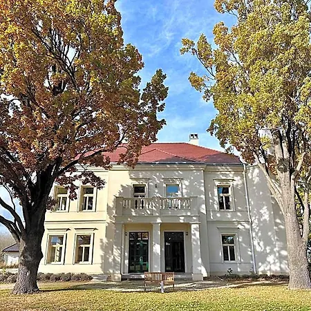 Zamek Jenisovice מלון 3*